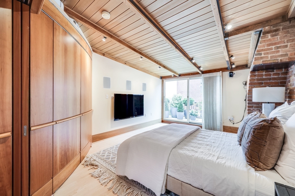 343 Commercial St # 602