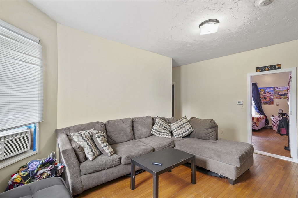 22 Hollywood St # 1 Unit: 22-1
