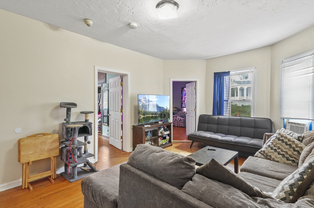 22 Hollywood St # 1 Unit: 22-1