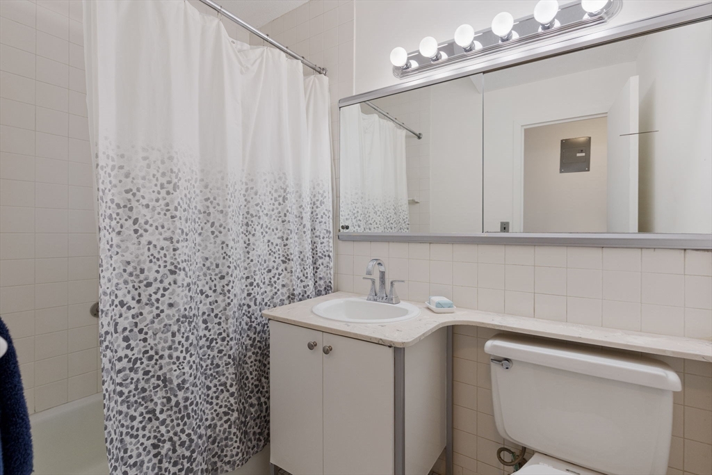 85 E India Row # 16C