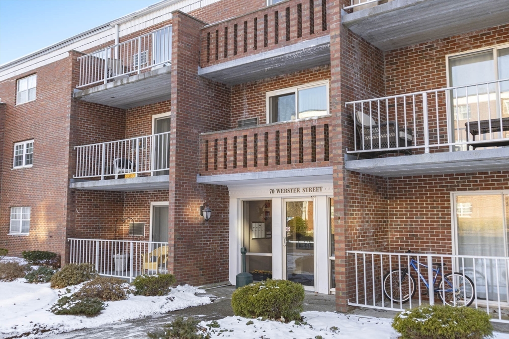 70 Webster St # 211