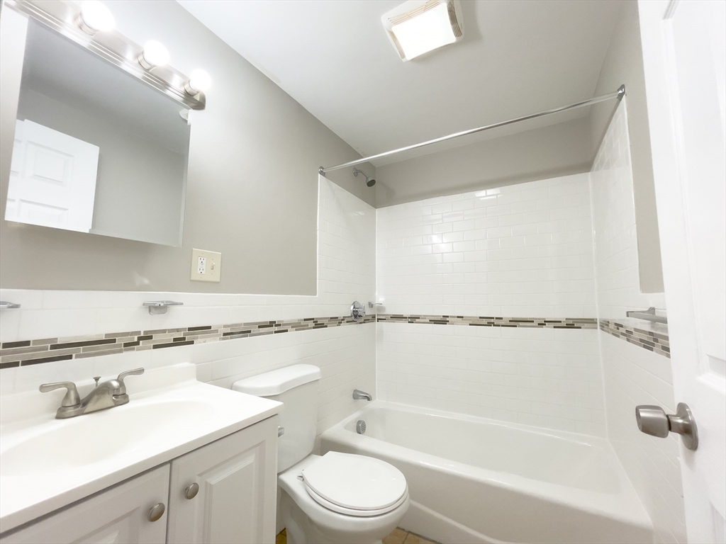 62 Lyndhurst St # 2