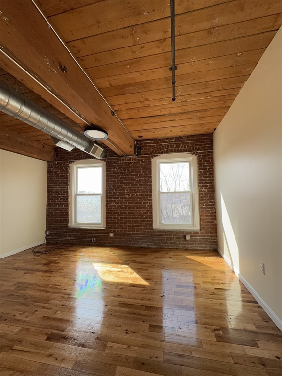 85 Harding St # 3B
