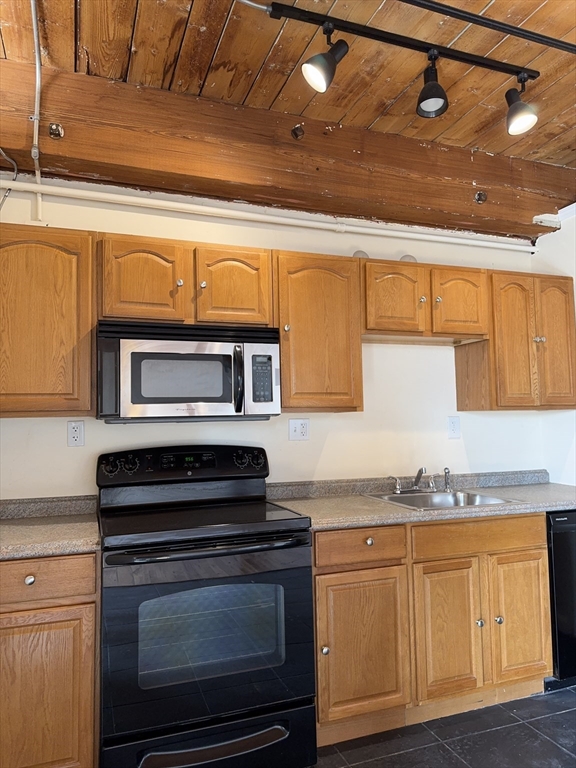 85 Harding St # 3B