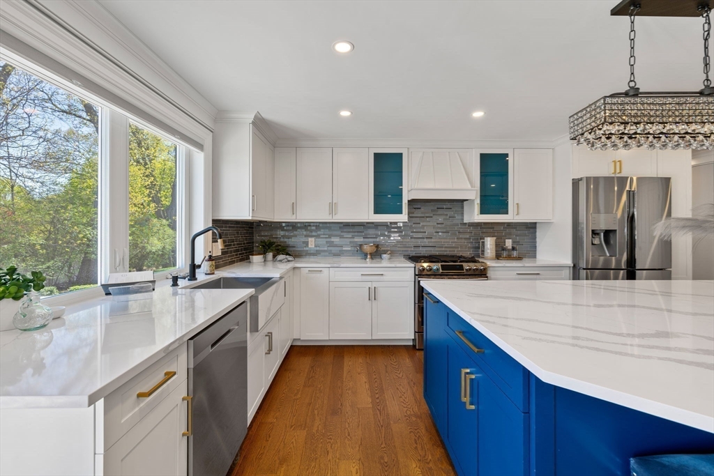 8 Whispering Hill Rd