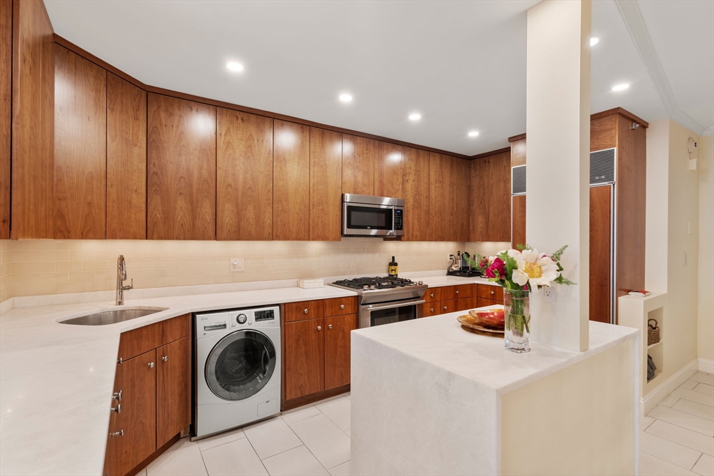 65 East India Row # 18G
