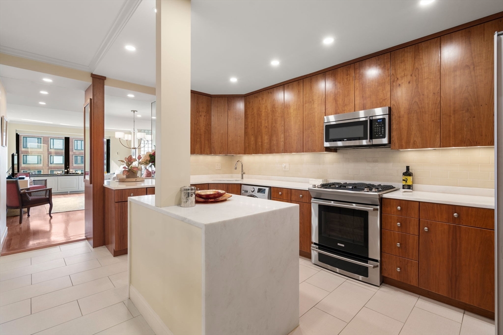 65 East India Row # 18G