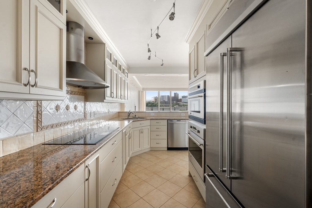 330 Beacon Unit: 65/66