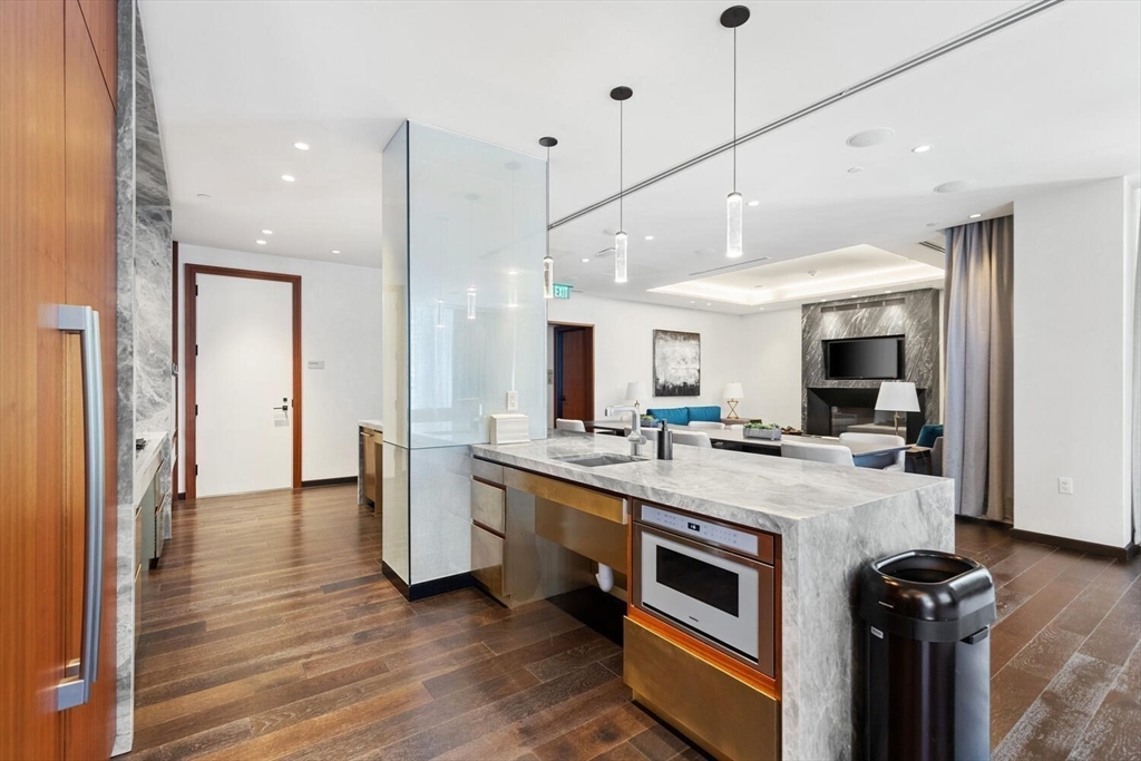 135 Seaport Blvd # 1901