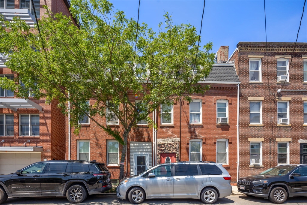 82 Bremen St
