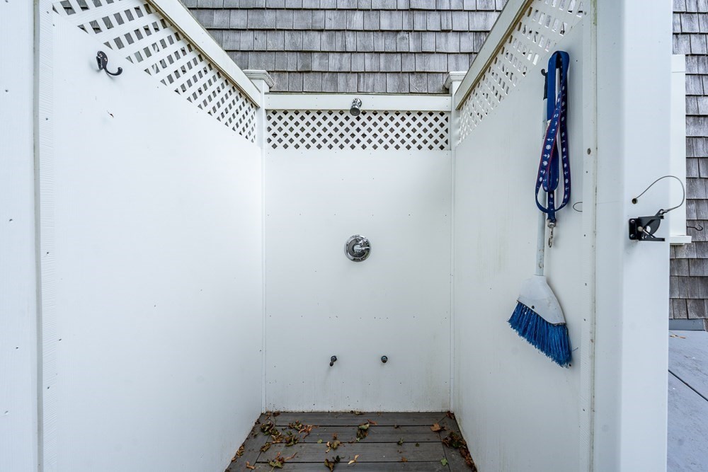 10 Standish Way
