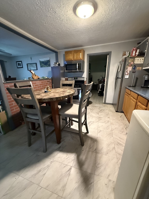 76 Lens St