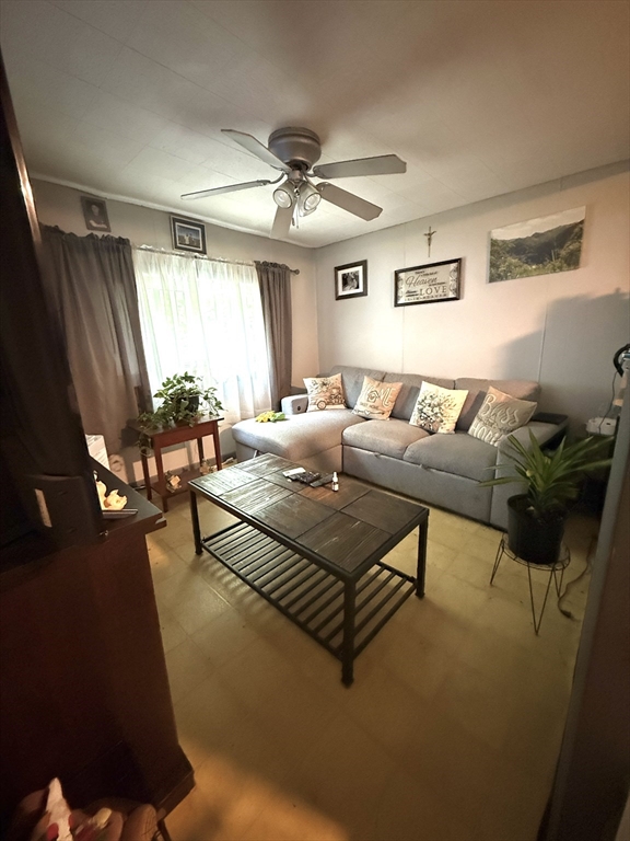 76 Lens St