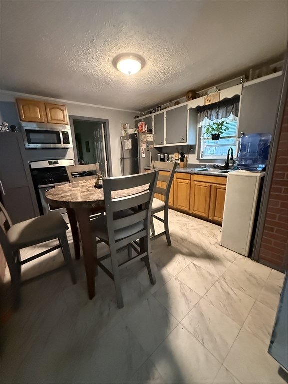 76 Lens St