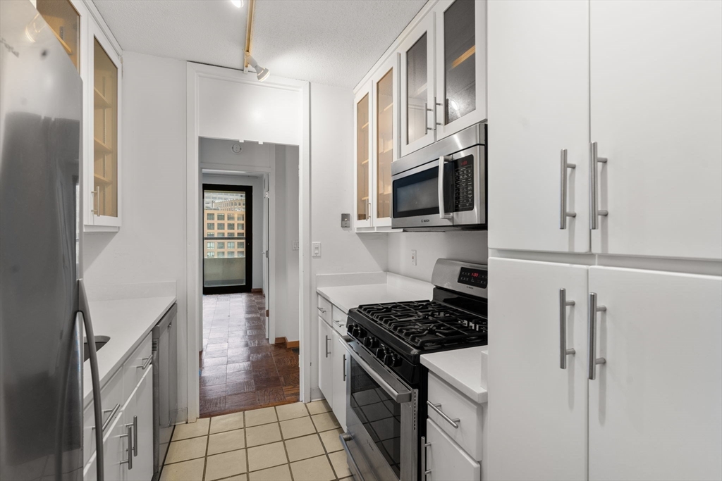 65 East India Row # 10G