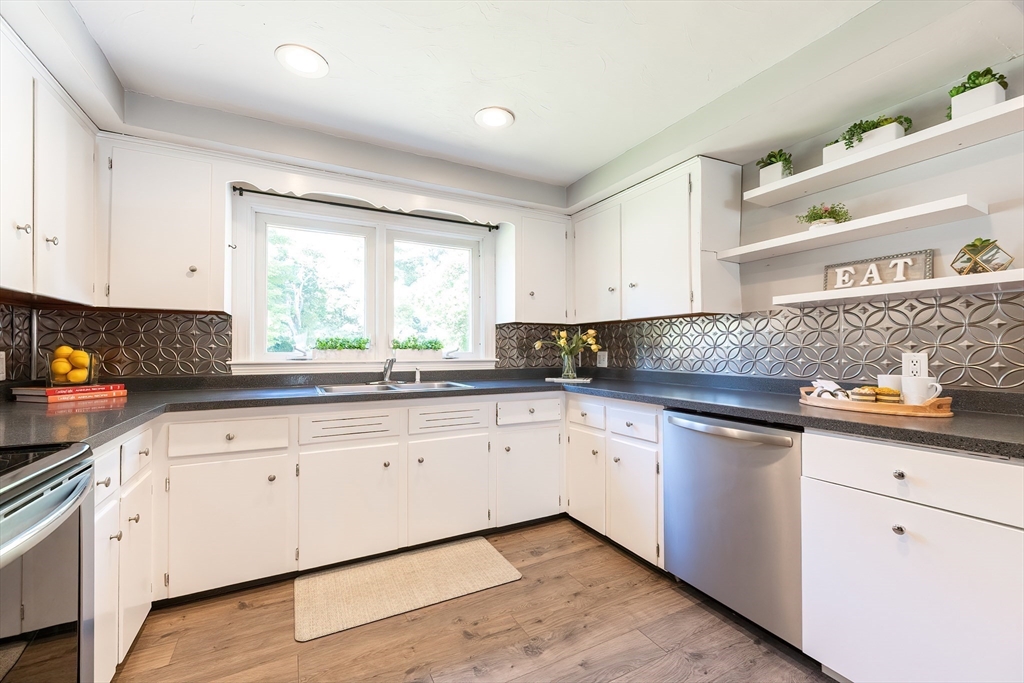 16 Raymond Hall Dr