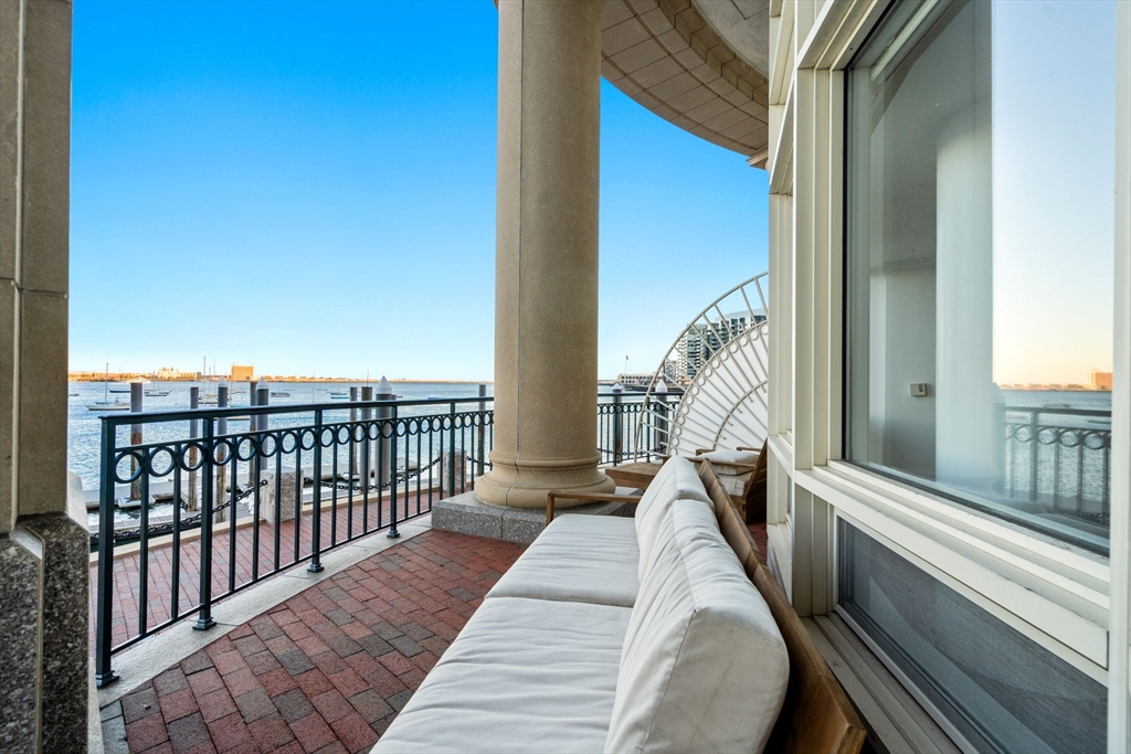 20 Rowes Wharf Unit: TH7