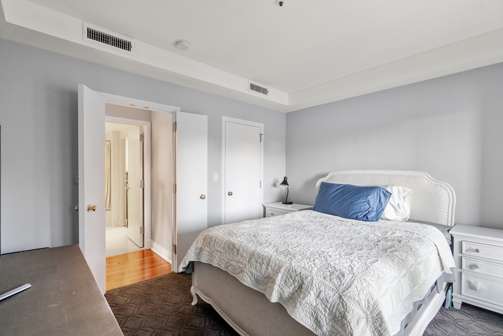 20 Rowes Wharf Unit: TH7