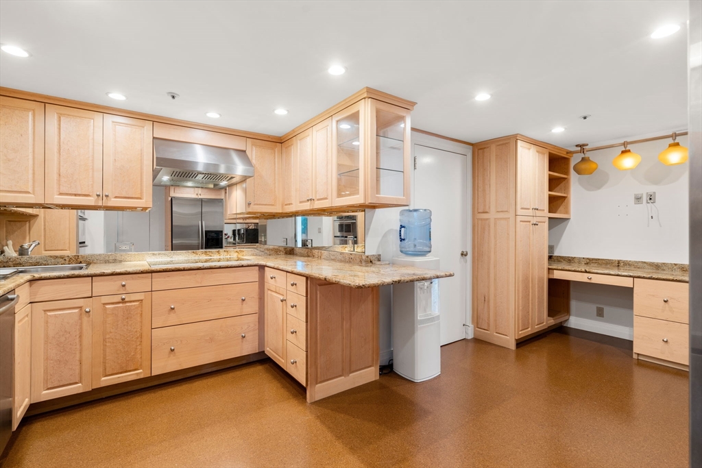 20 Rowes Wharf Unit: TH7