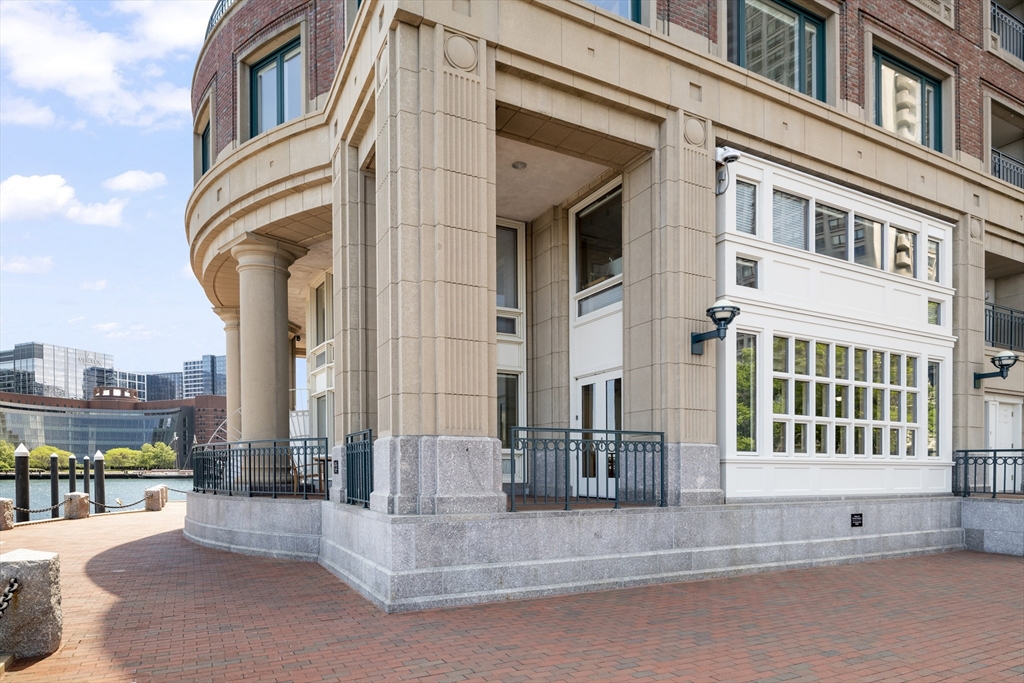 20 Rowes Wharf Unit: TH7