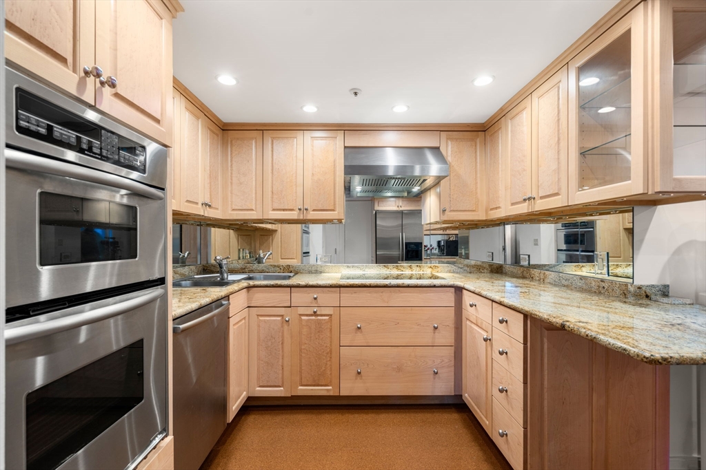 20 Rowes Wharf Unit: TH7