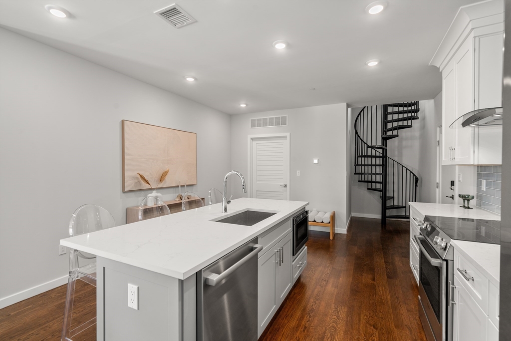 267 Old Colony # 605