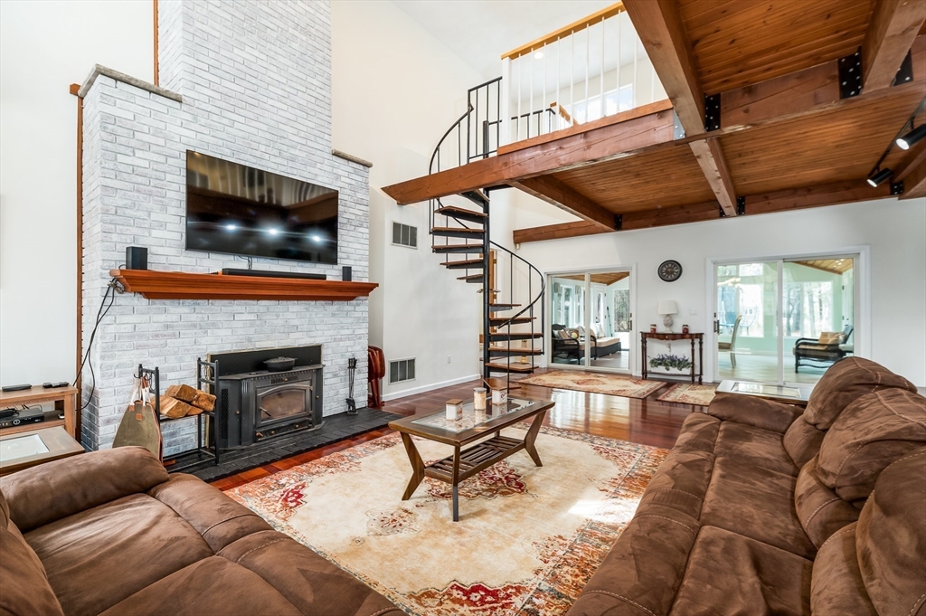 5 Comstock Lane