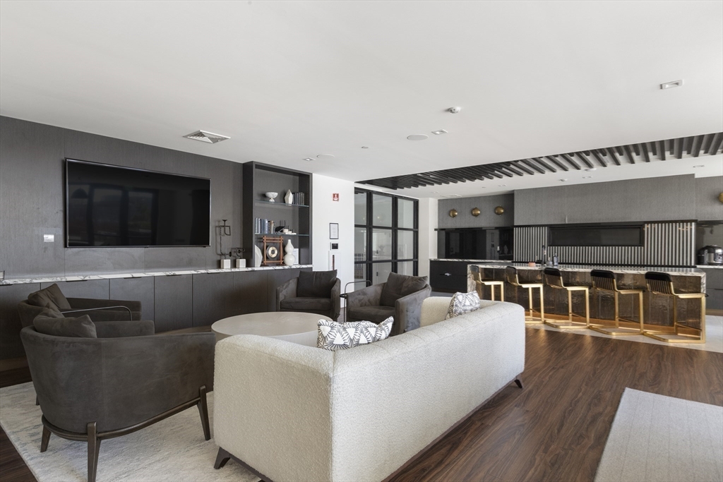 99 Sumner St Unit: PH621