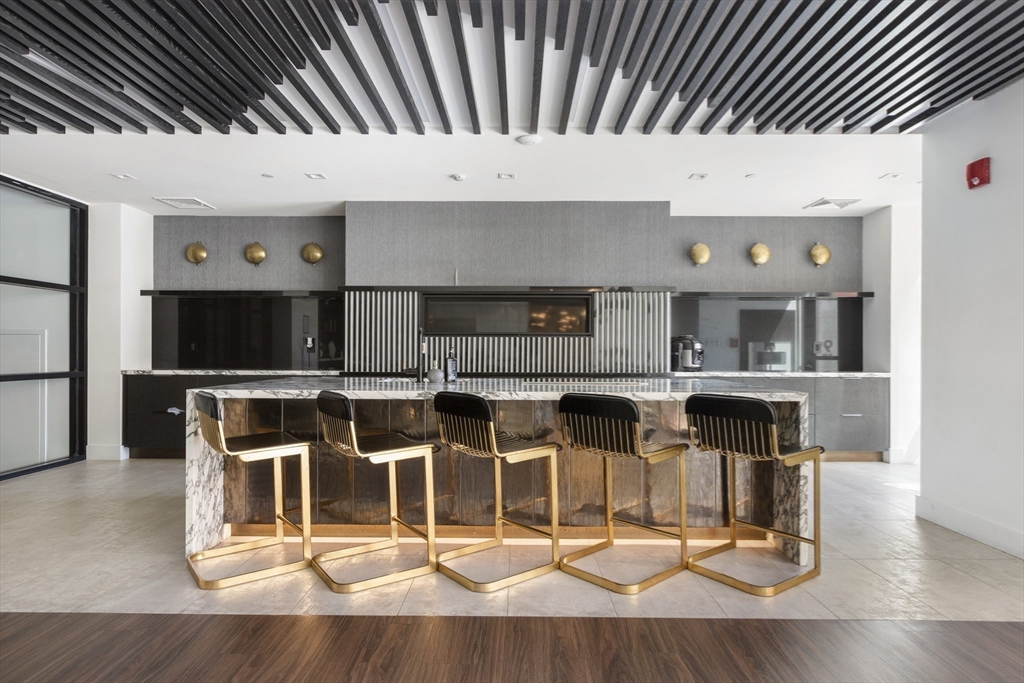 99 Sumner St Unit: PH621