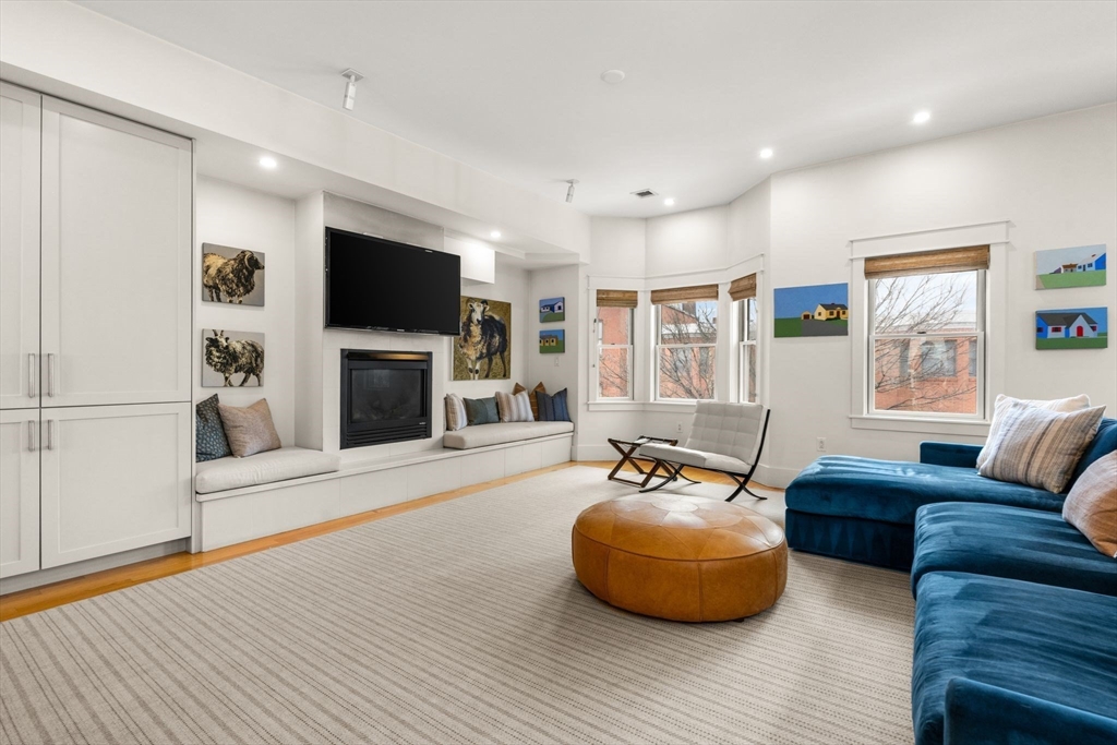 138 W 3rd St