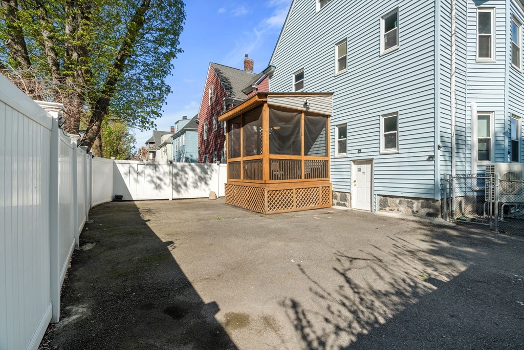 8 Colonial Ave