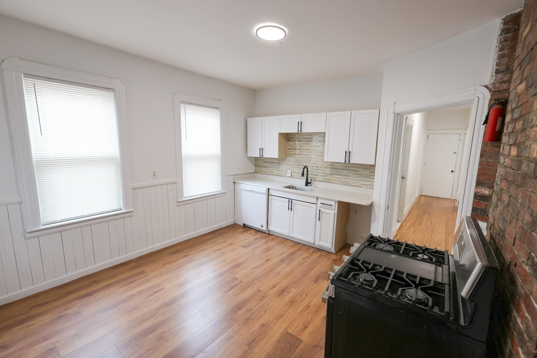 8 Colonial Ave