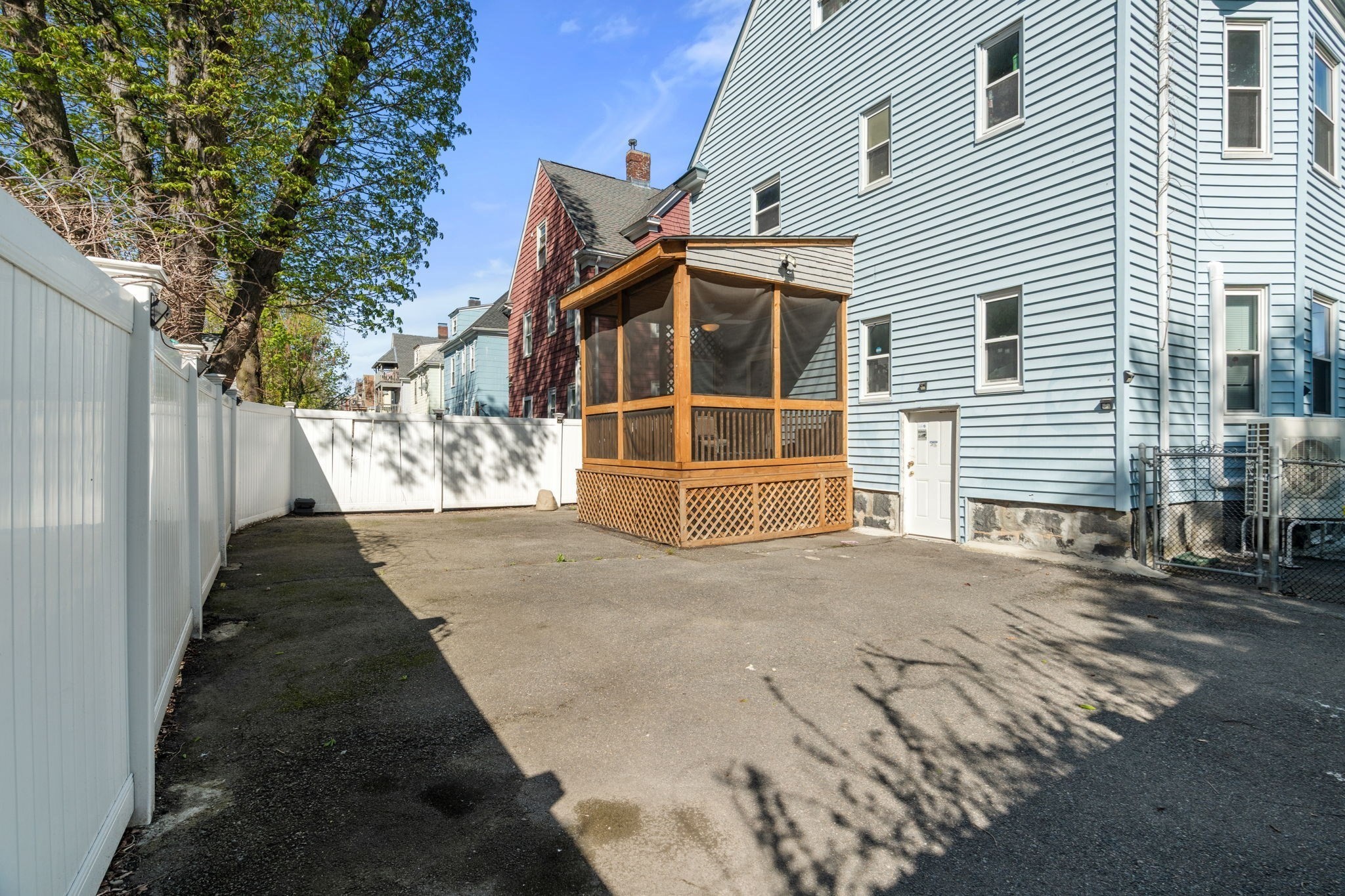 8 Colonial Ave