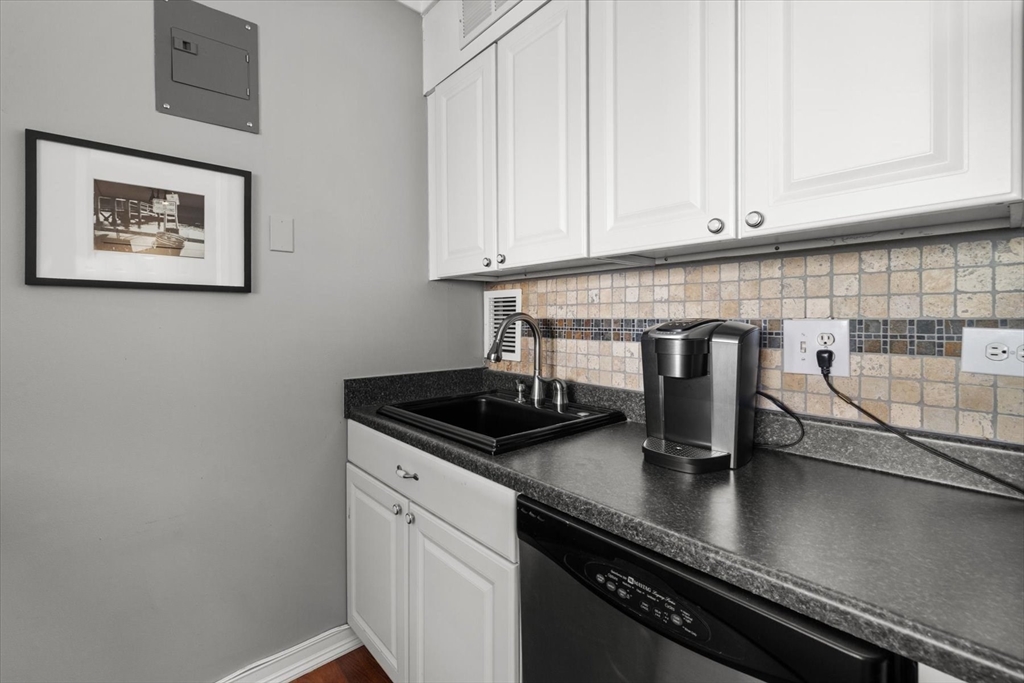 65 East India Row # 16E