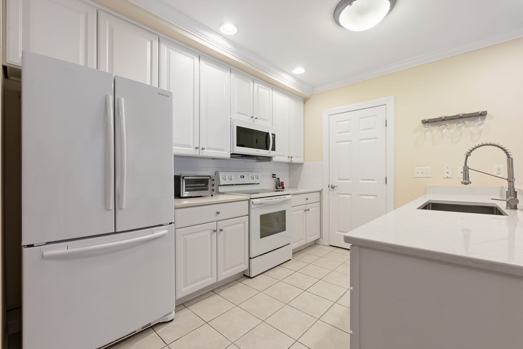 5 Woodman Way # 107
