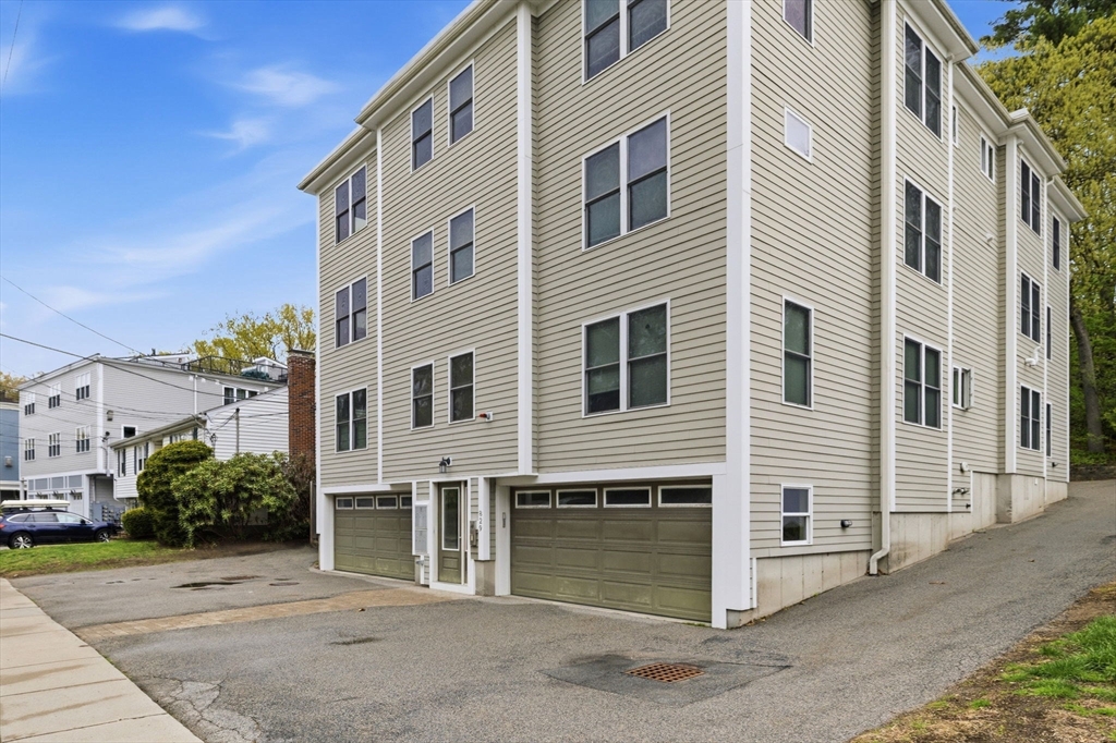 829 Lagrange St # 3