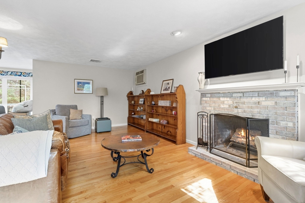 25 Towpath Dr