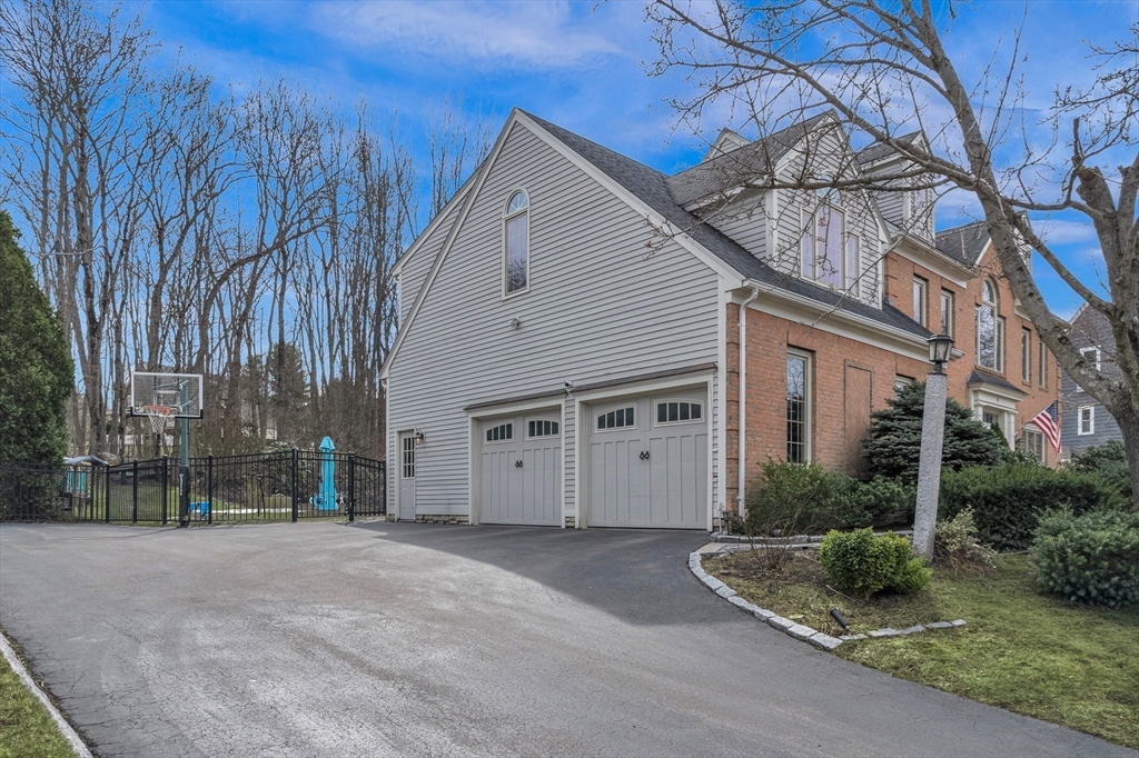 4 Gale Meadow Way