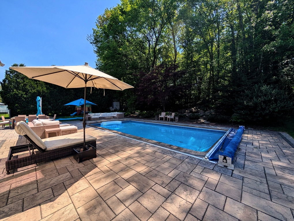 4 Gale Meadow Way