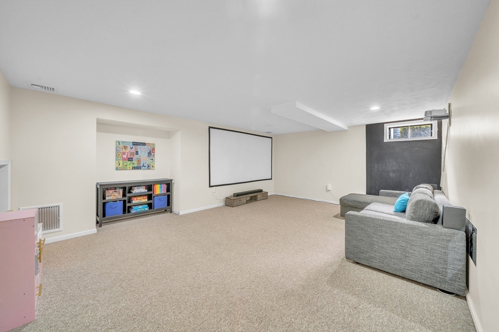 4 Gale Meadow Way