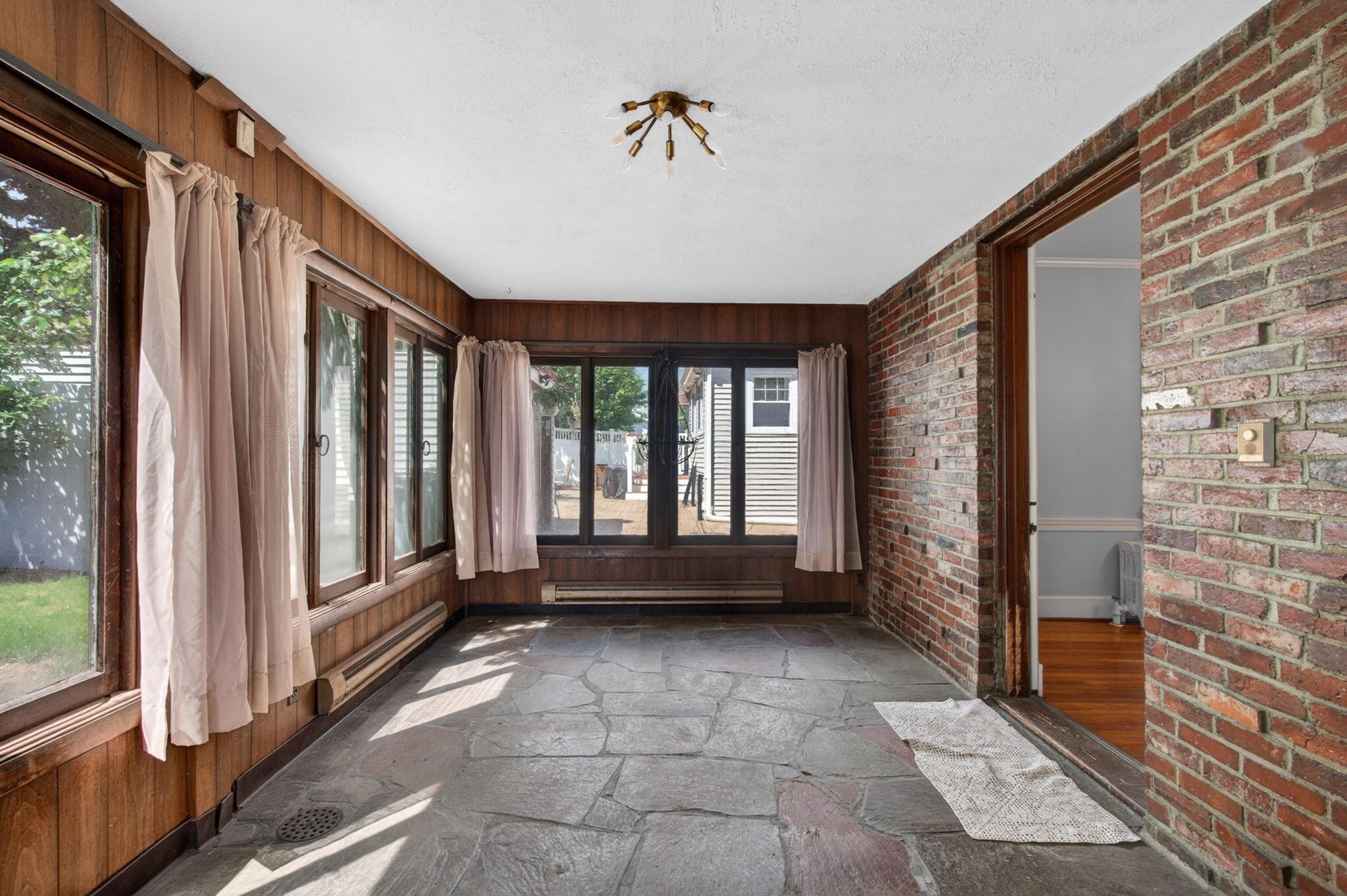 28 Thurlow Ave