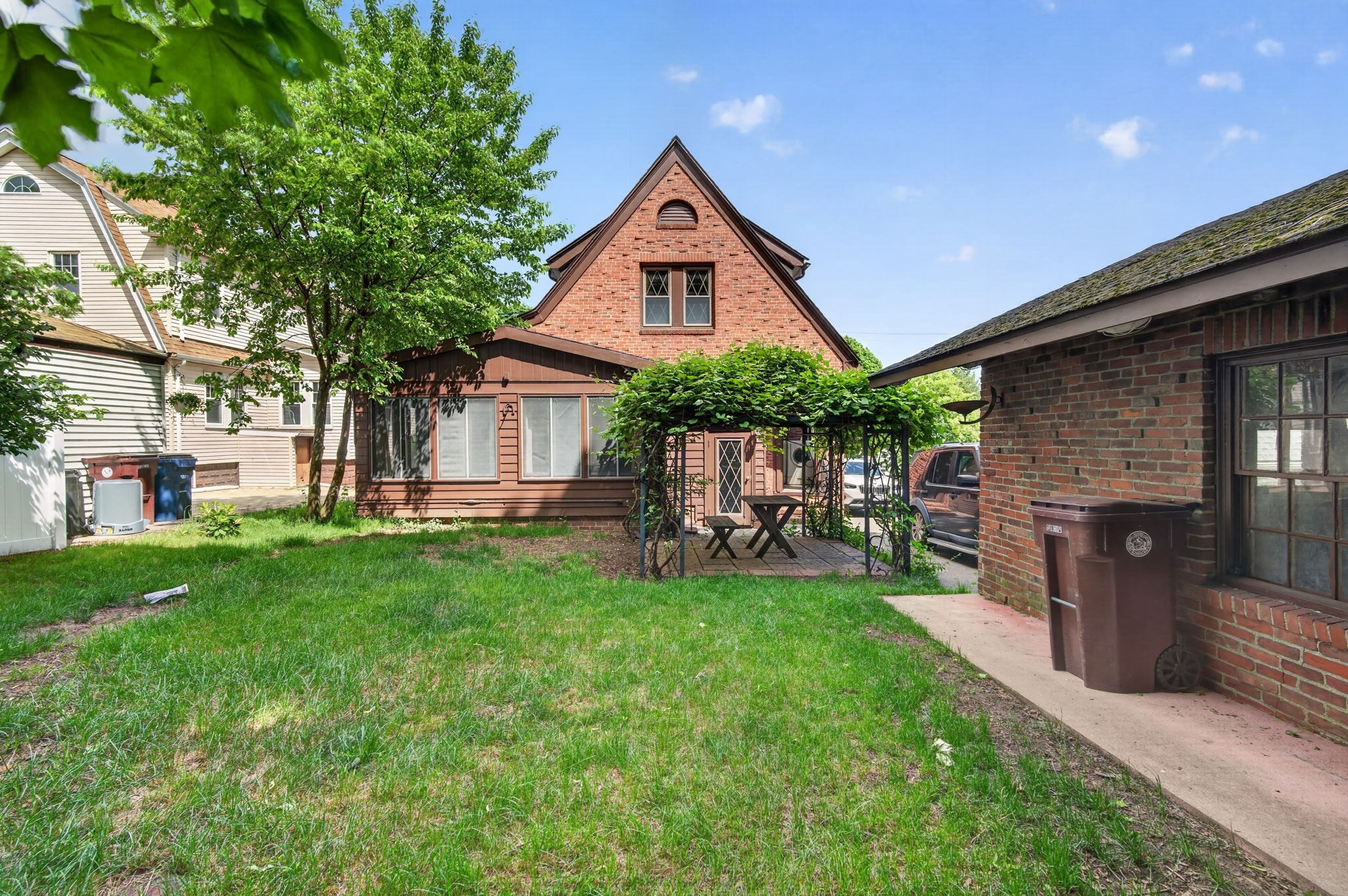 28 Thurlow Ave