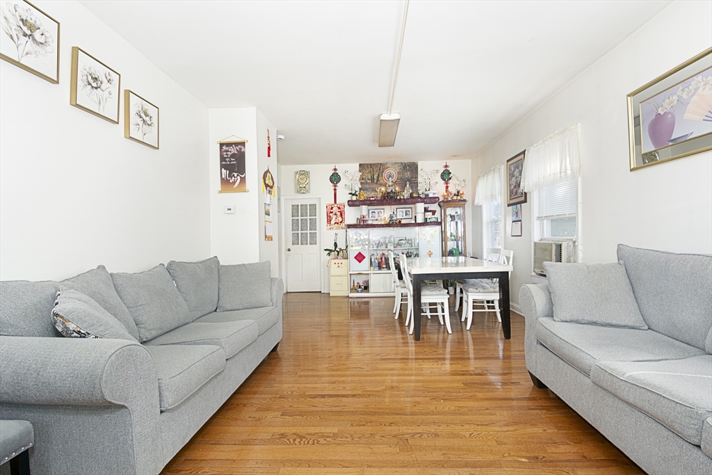 2 Kosta St