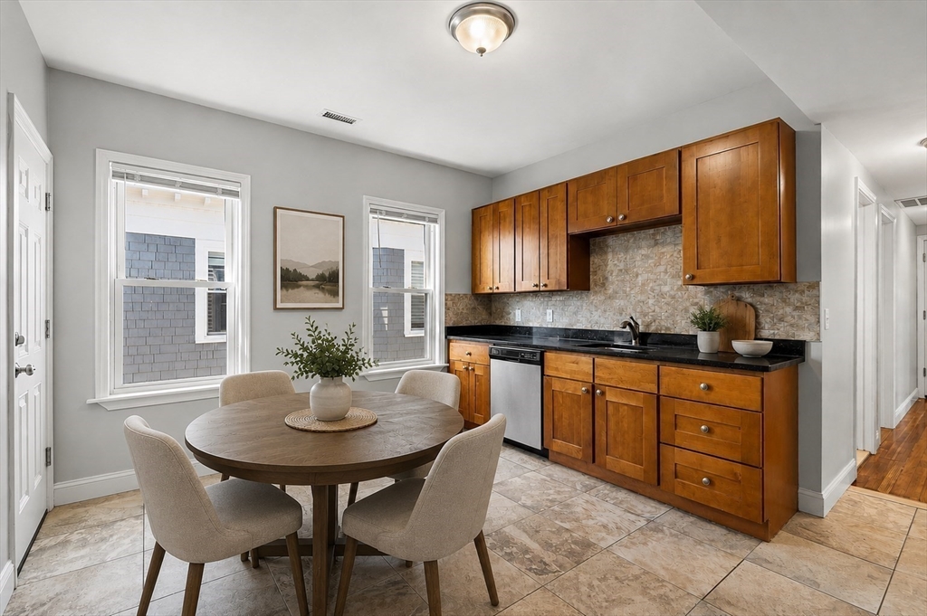 51 King St # 3