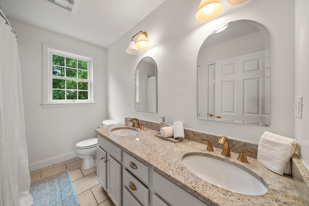 22 Edgewater Dr