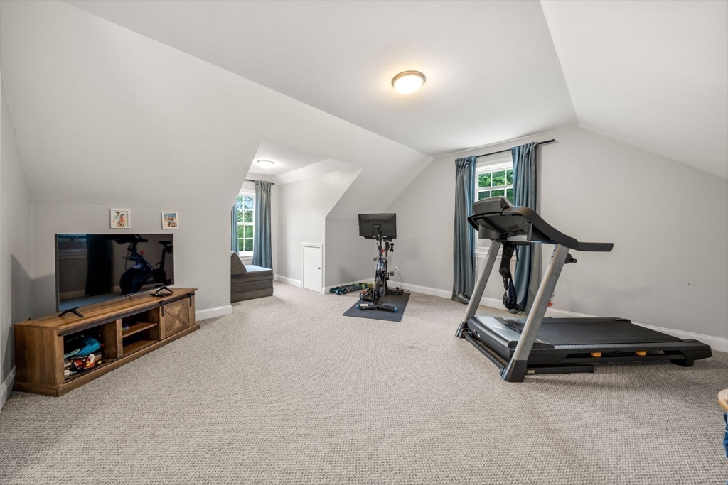 22 Edgewater Dr