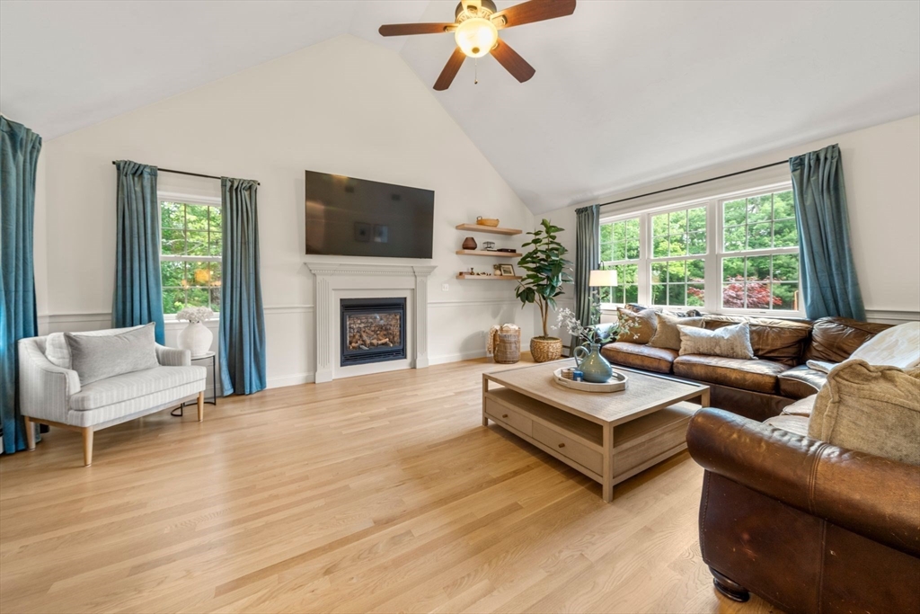 22 Edgewater Dr