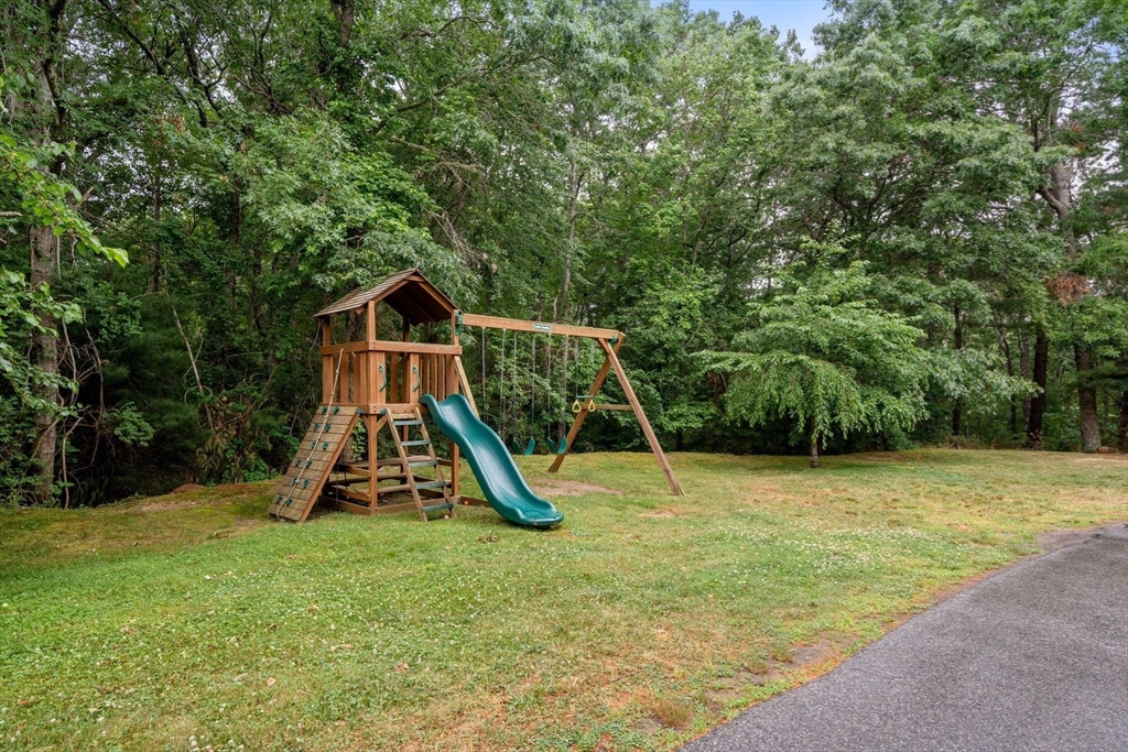 22 Edgewater Dr