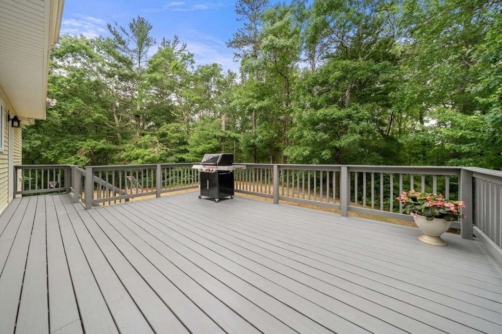 22 Edgewater Dr