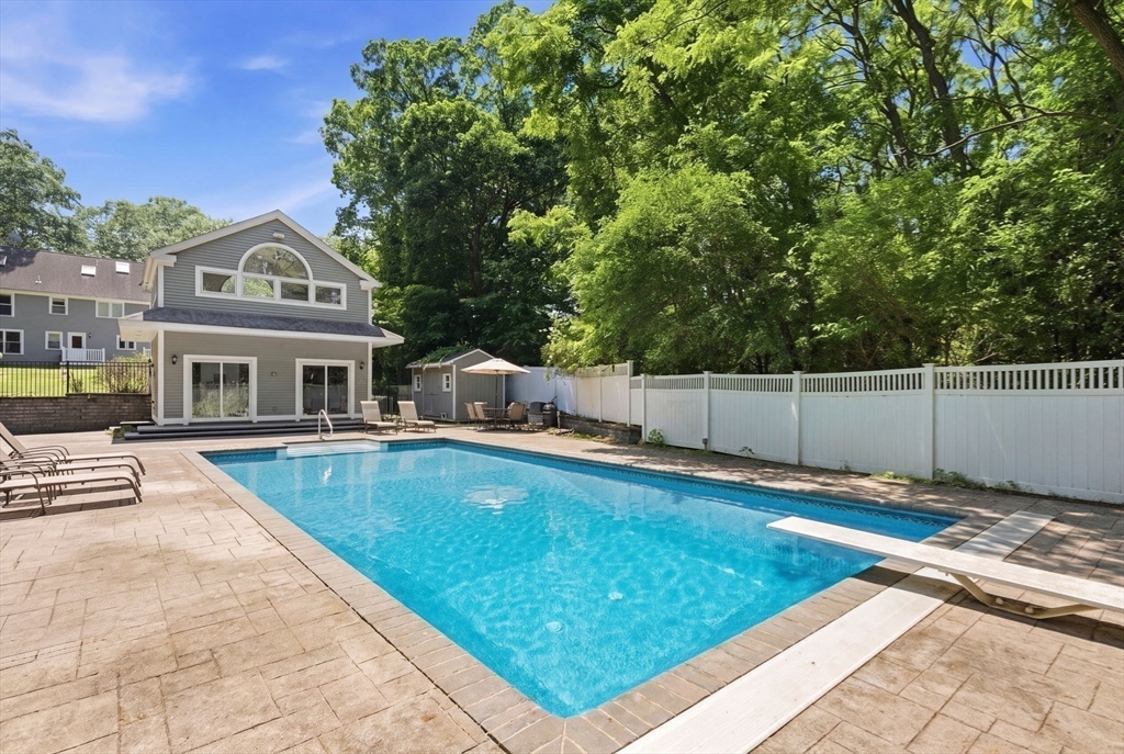 4 Juniper Ln